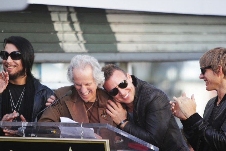Perkins abraza a Densmore, luego del discurso de inducción de Jane’s Addiction en el Hollywod Walk of Fame.